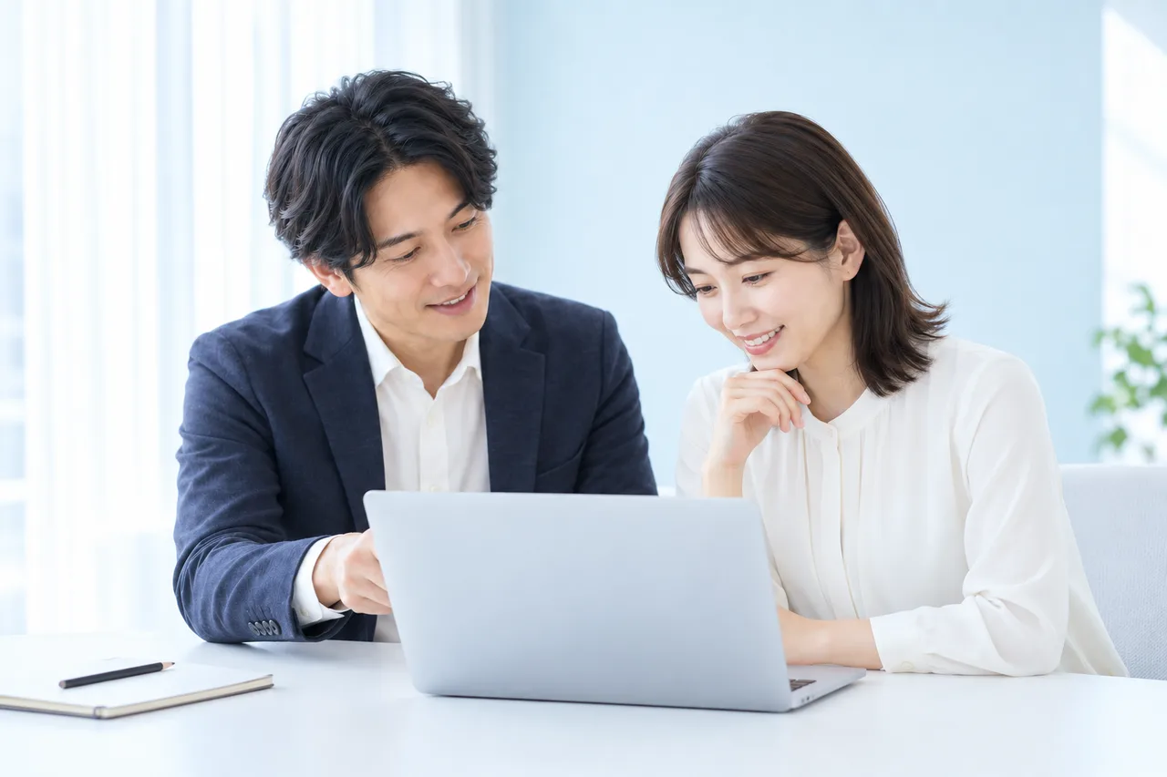 面談前に資料を確認する人材紹介会社のキャリアアドバイザー