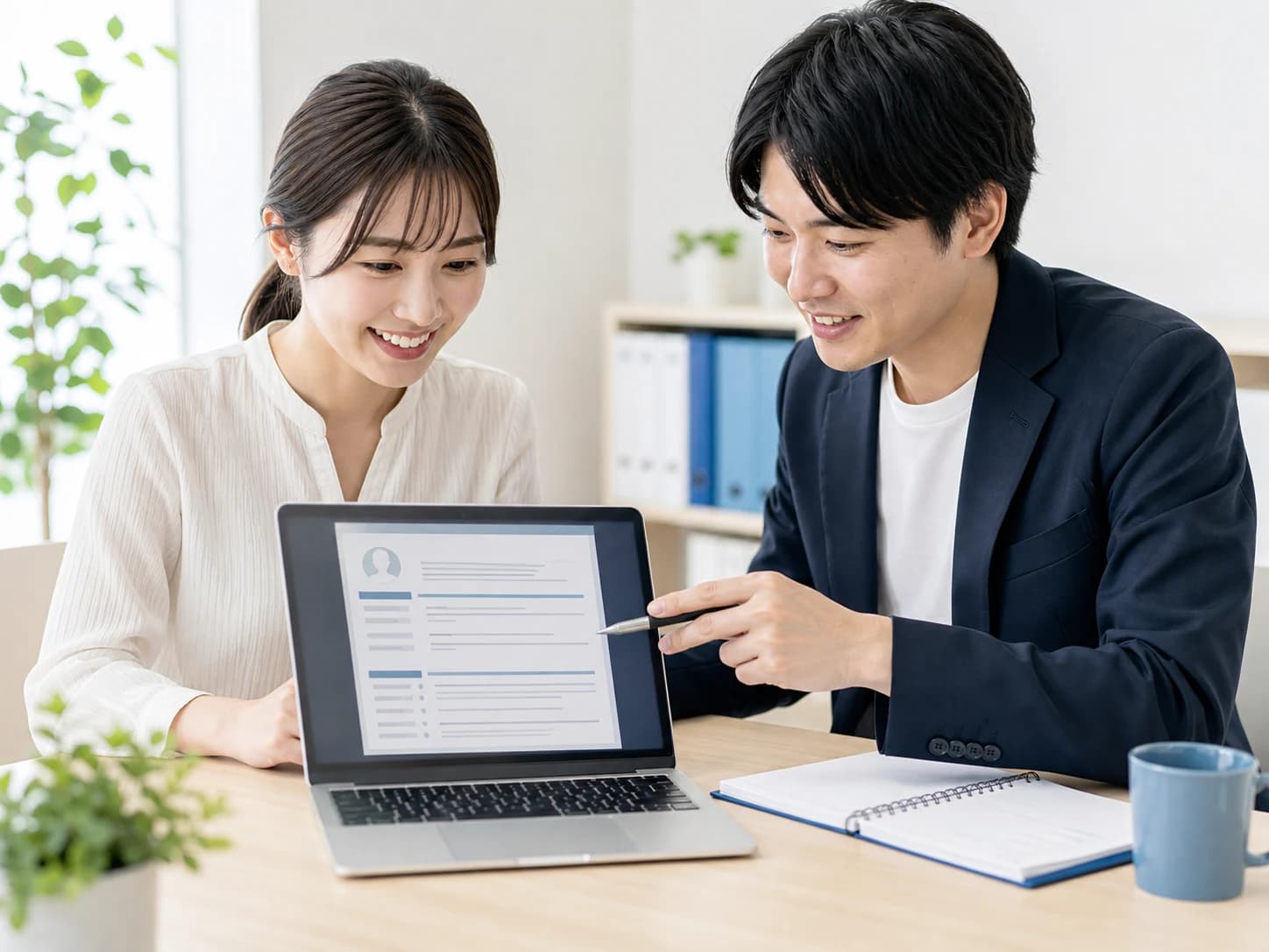 職務経歴書を見ながら相談する会社員