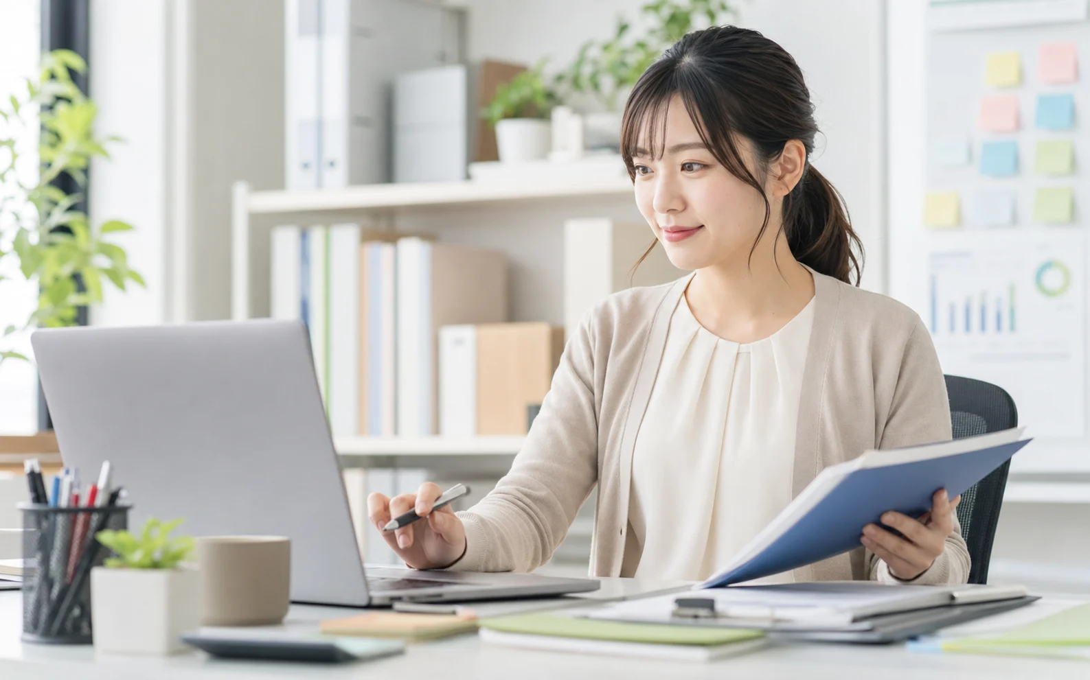 20代の事務職がオフィスで業務を進めるイメージ