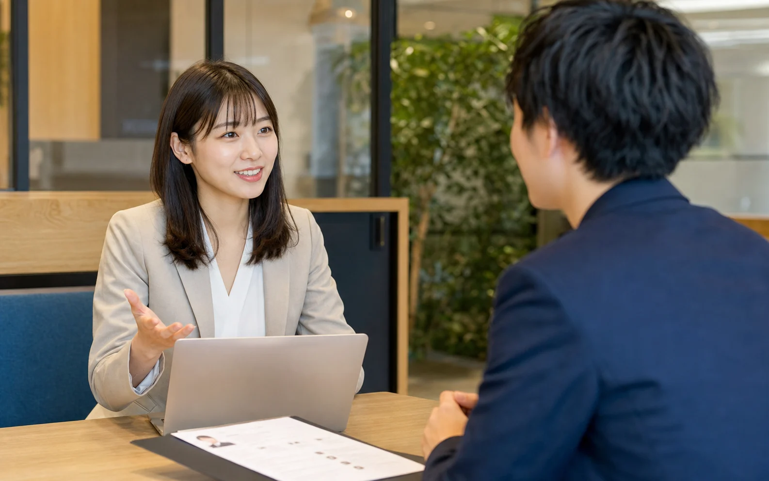 20代の人事担当者が面談するイメージ