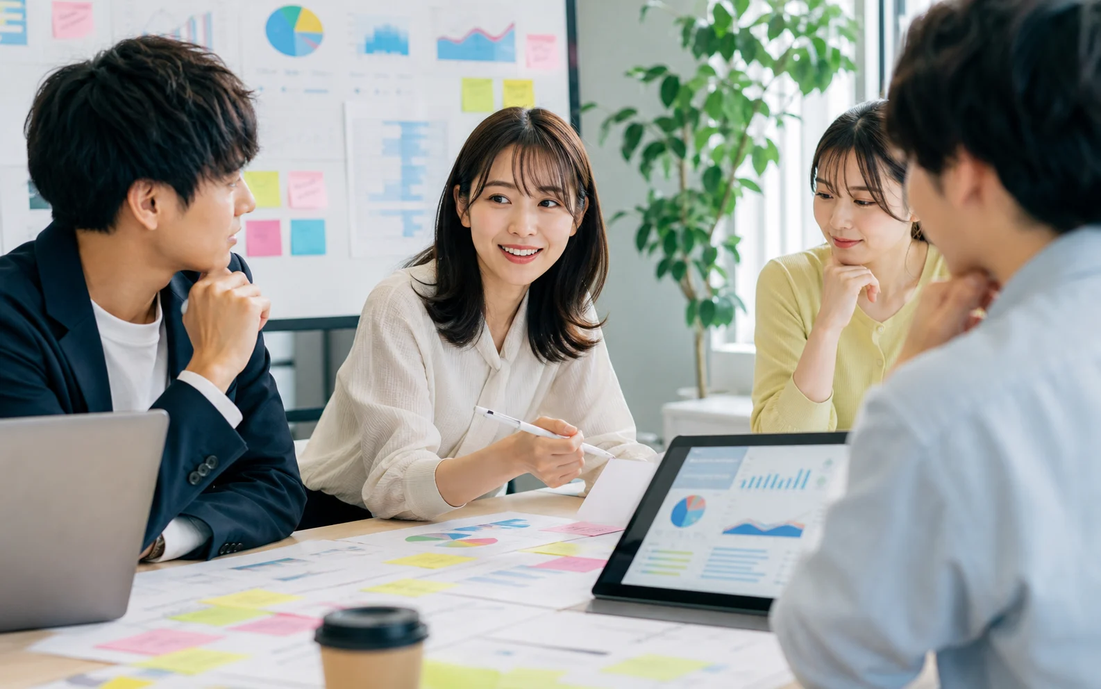 20代のマーケティングチームが企画を話し合うイメージ