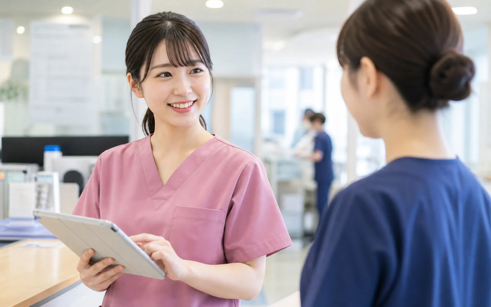 20代の看護師がクリニックで働くイメージ