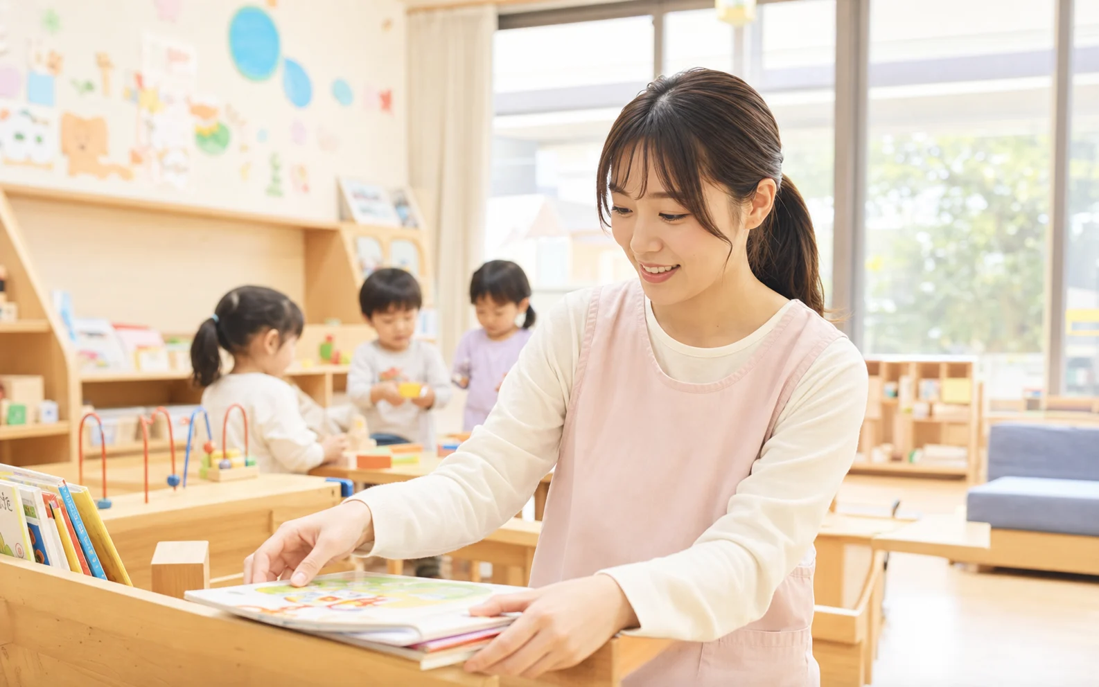 20代の保育士が保育室で準備するイメージ