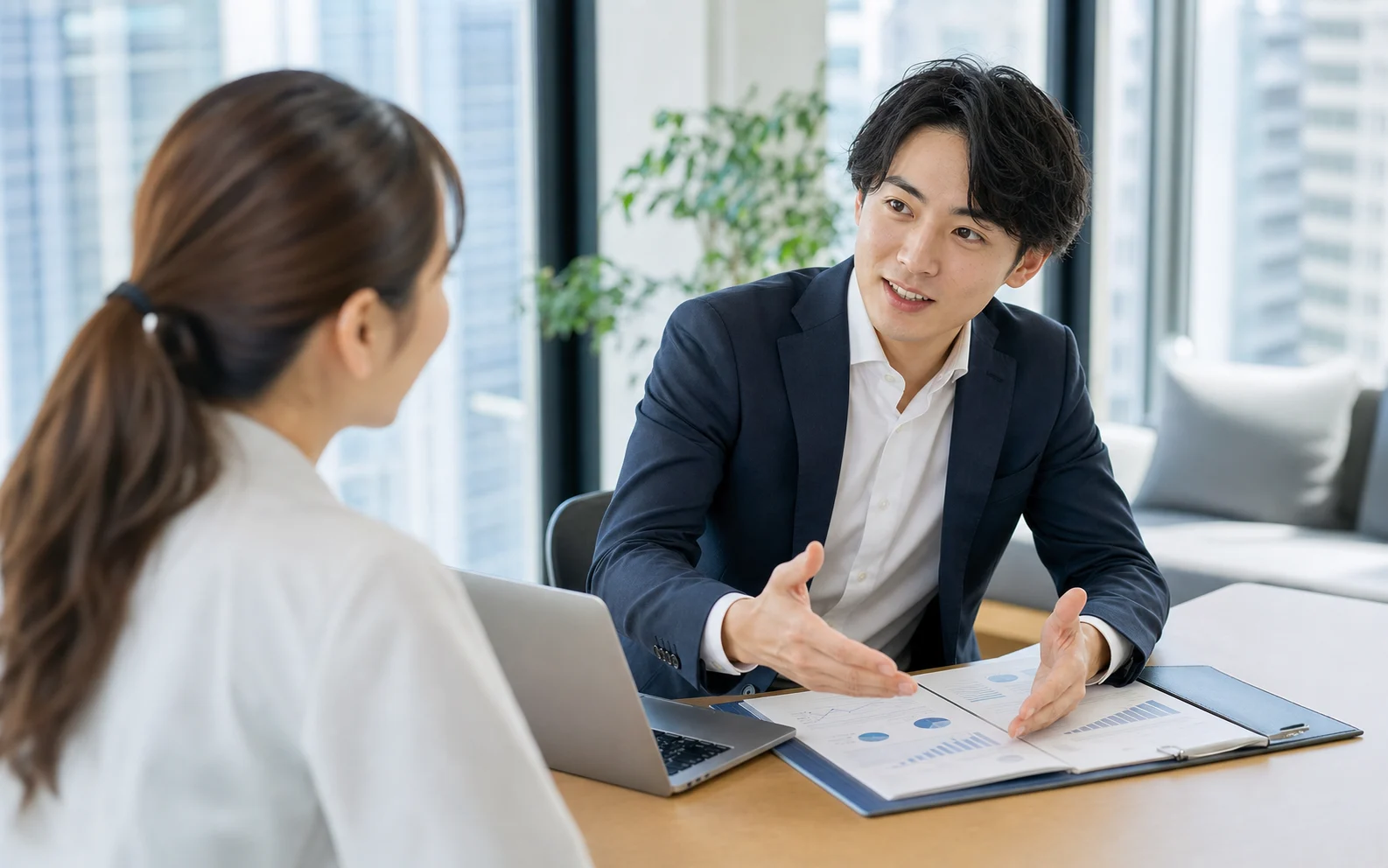 20代の営業職が商談するイメージ