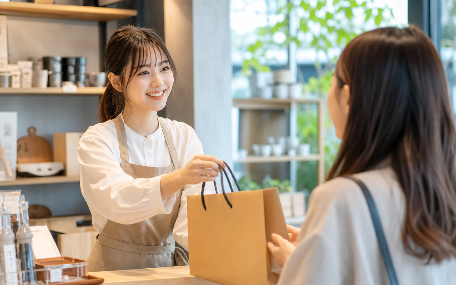 20代の販売・サービス職が接客するイメージ